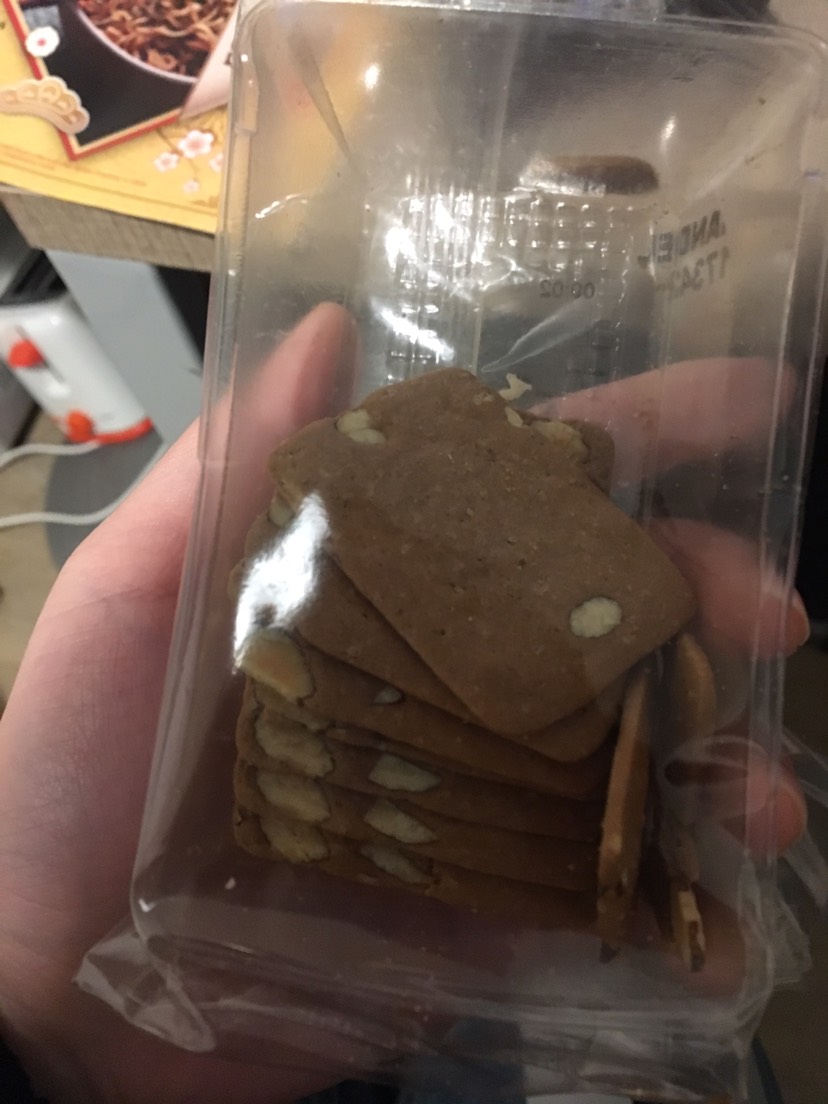 HEMA黄油榛果脆片小饼干