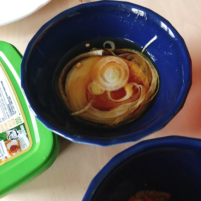 连吃两顿的洋葱小菜｜和它的必备酱汁