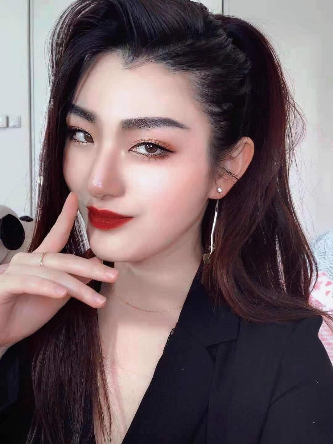 化妆 :黑发红唇yyds