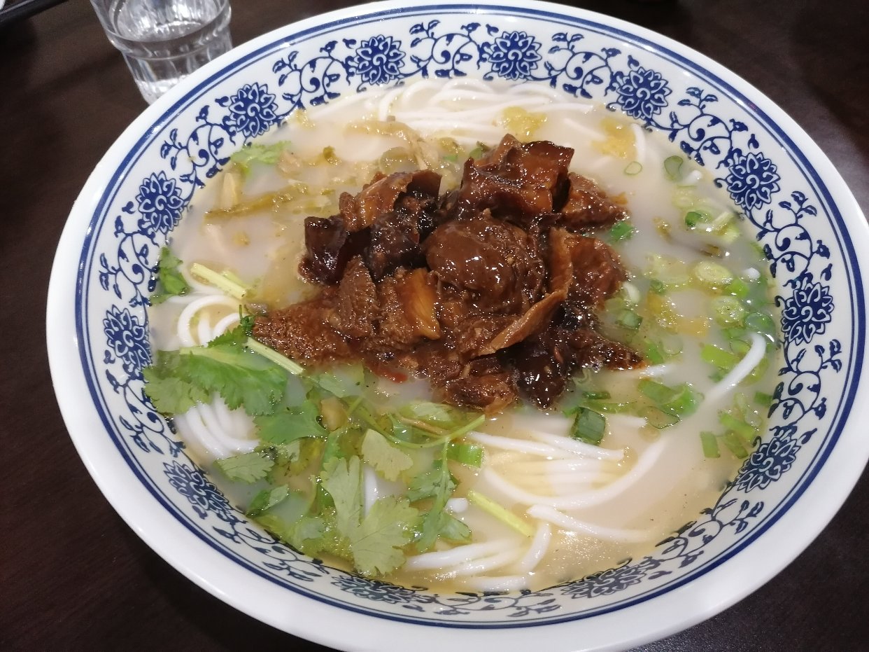 巴黎阴雨天，适合吃肥肠米线