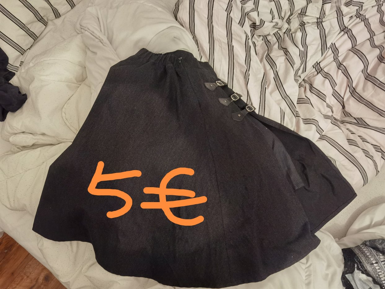 卖两个裙(*꒦ິ⌓꒦ີ)，衣柜快装不下了