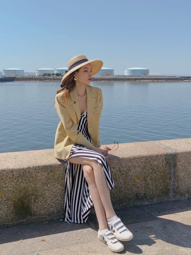 旅游的路上买了一个法式草帽太喜欢了