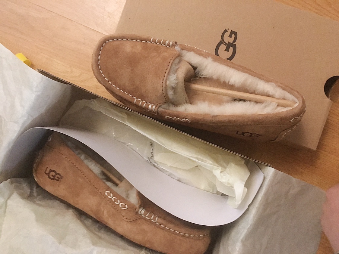 出一双全新ugg驼色豆豆鞋