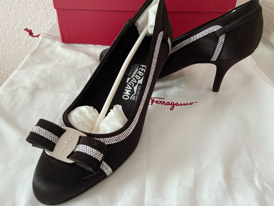 Salvadore Ferragamo 黑缎面镶嵌施华洛世奇