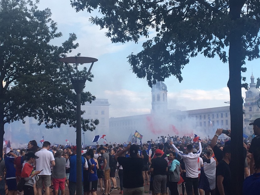 法国人疯起来，庆祝就像暴动！