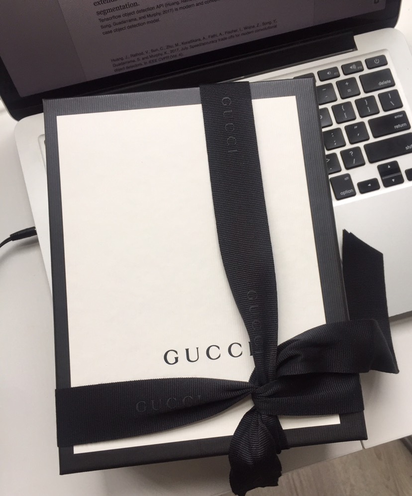 有人要Gucci的小包吗？？全新便宜出。