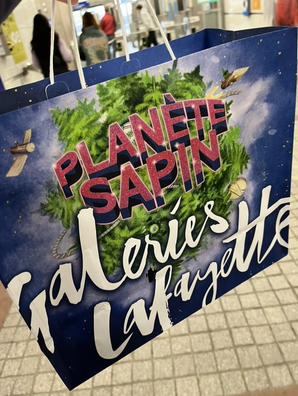 老佛爷圣诞装饰起来啦！购物袋好可爱