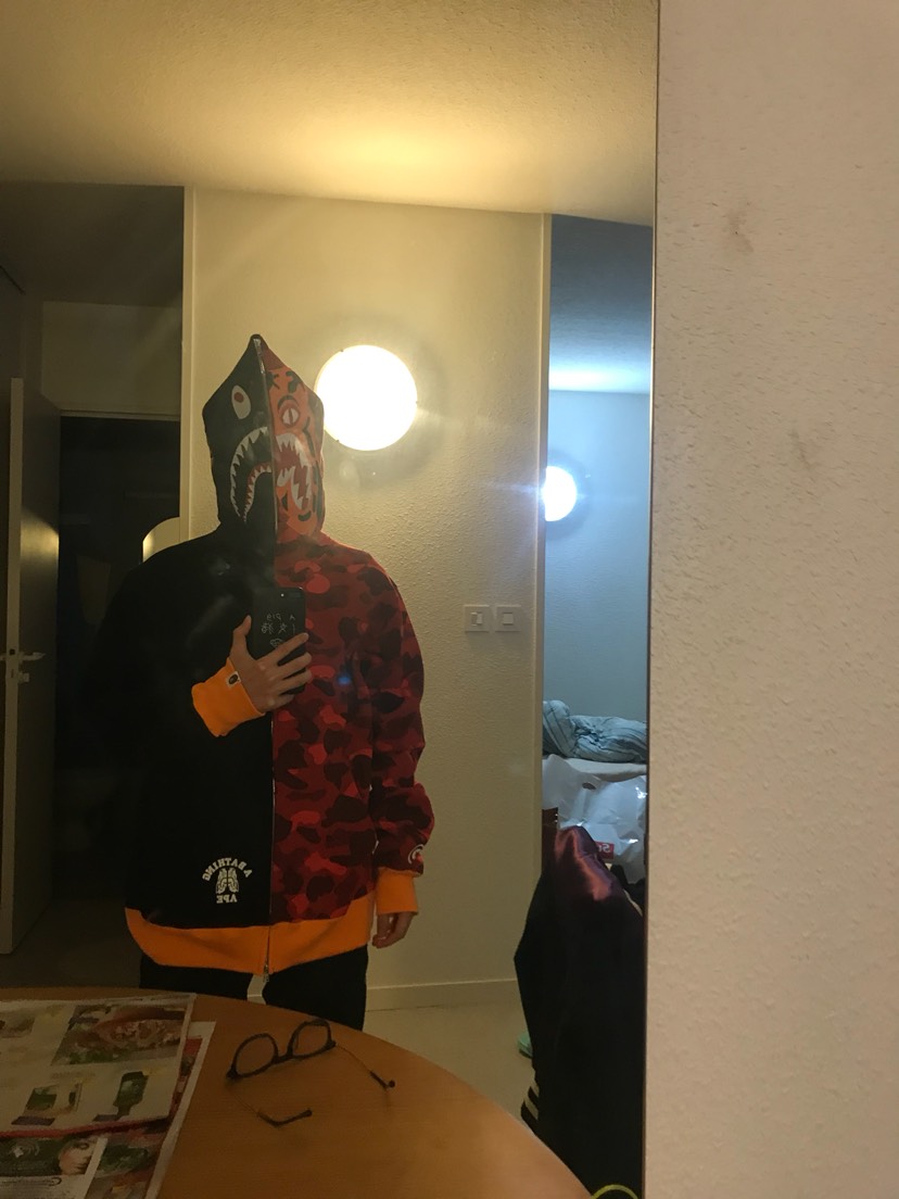 在巴黎bape买到最后一件拼接鲨鱼卫衣