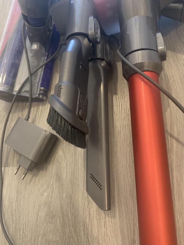 Dyson V6