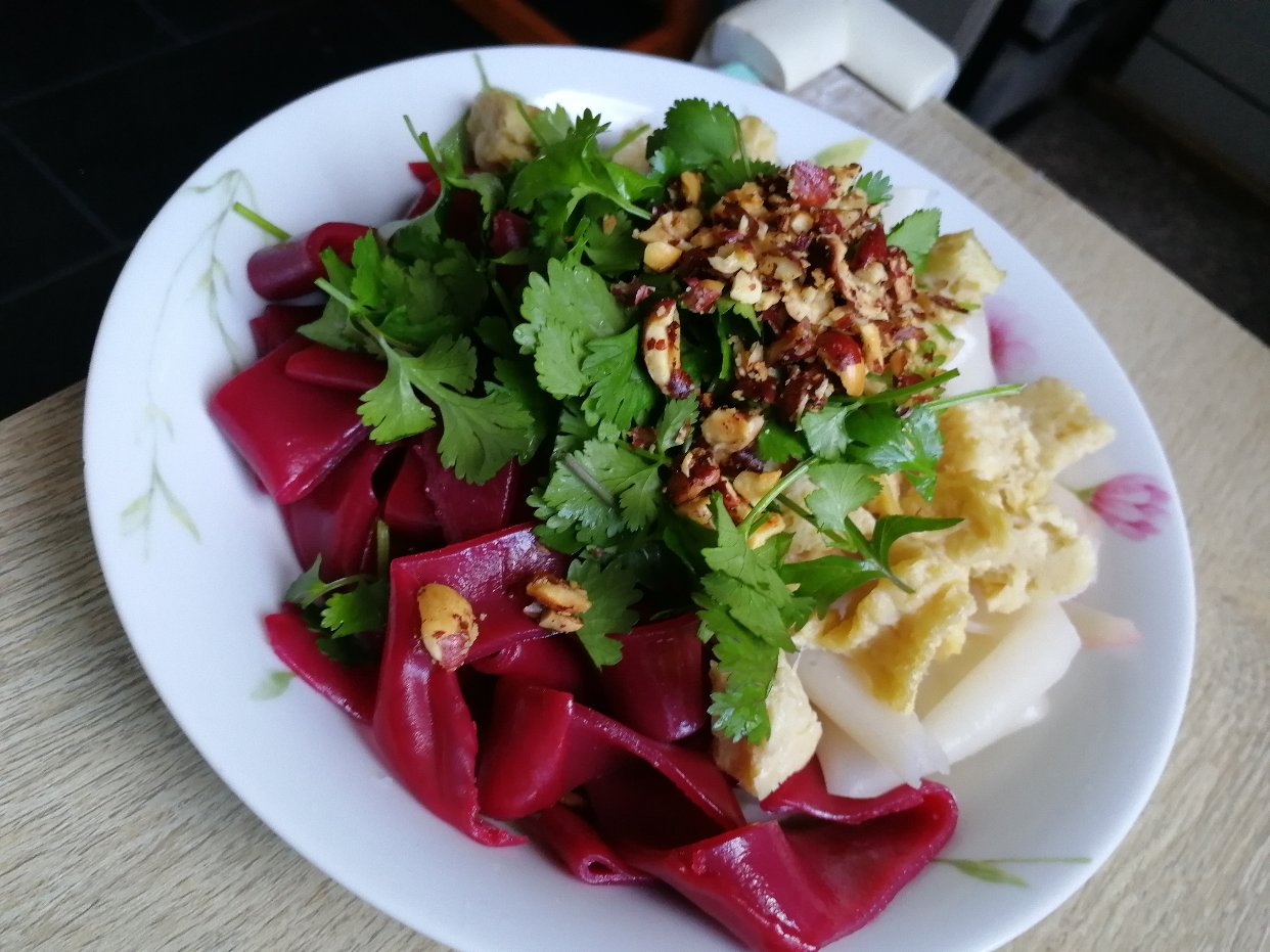 牛肉包子，彩色凉皮，腊汁肉夹馍