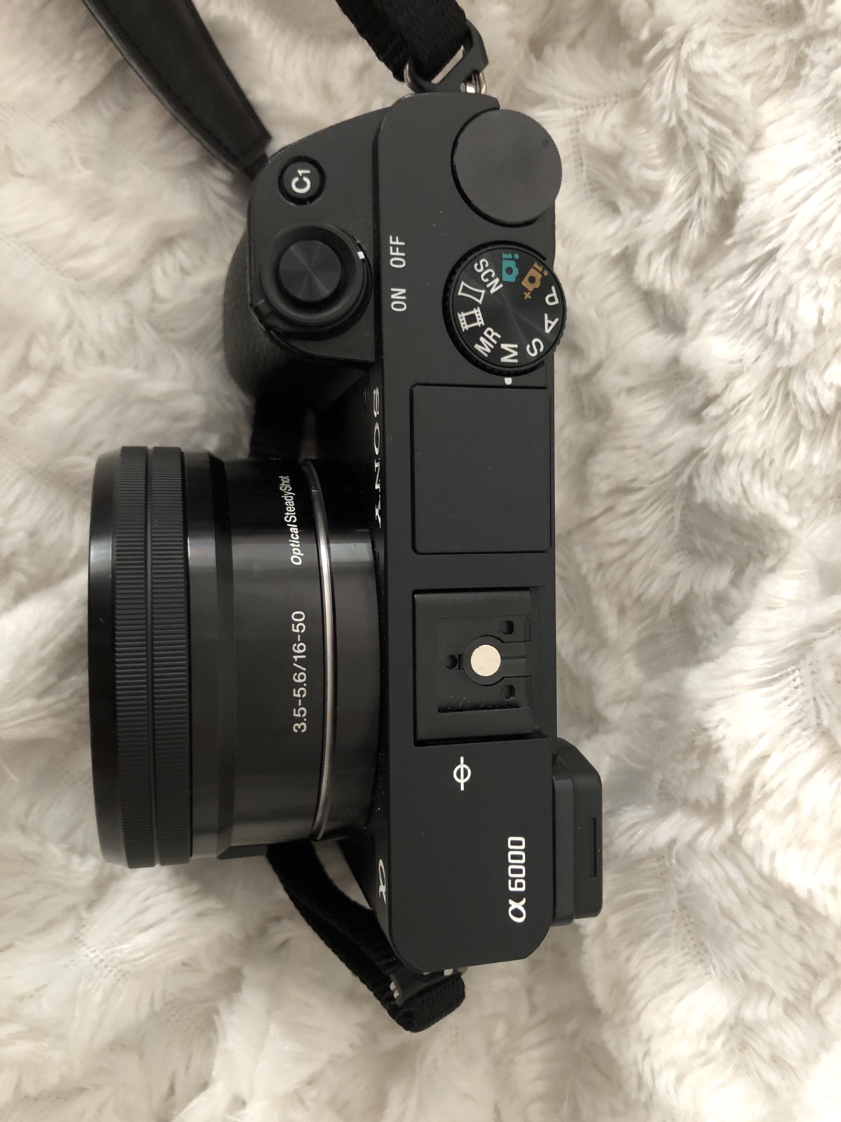 出索尼alpha 6000微单+一个定焦镜头SEL50F18