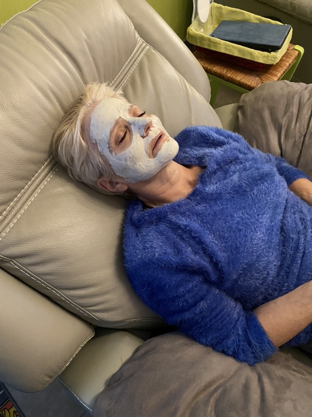 爱美的女孩要经常做面膜