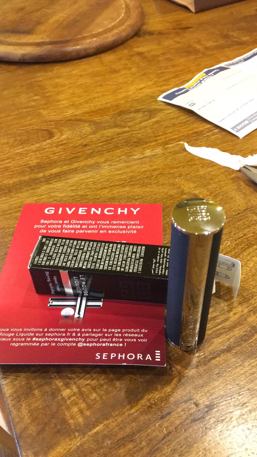 S家昨天免费递了一个口红给我哈哈