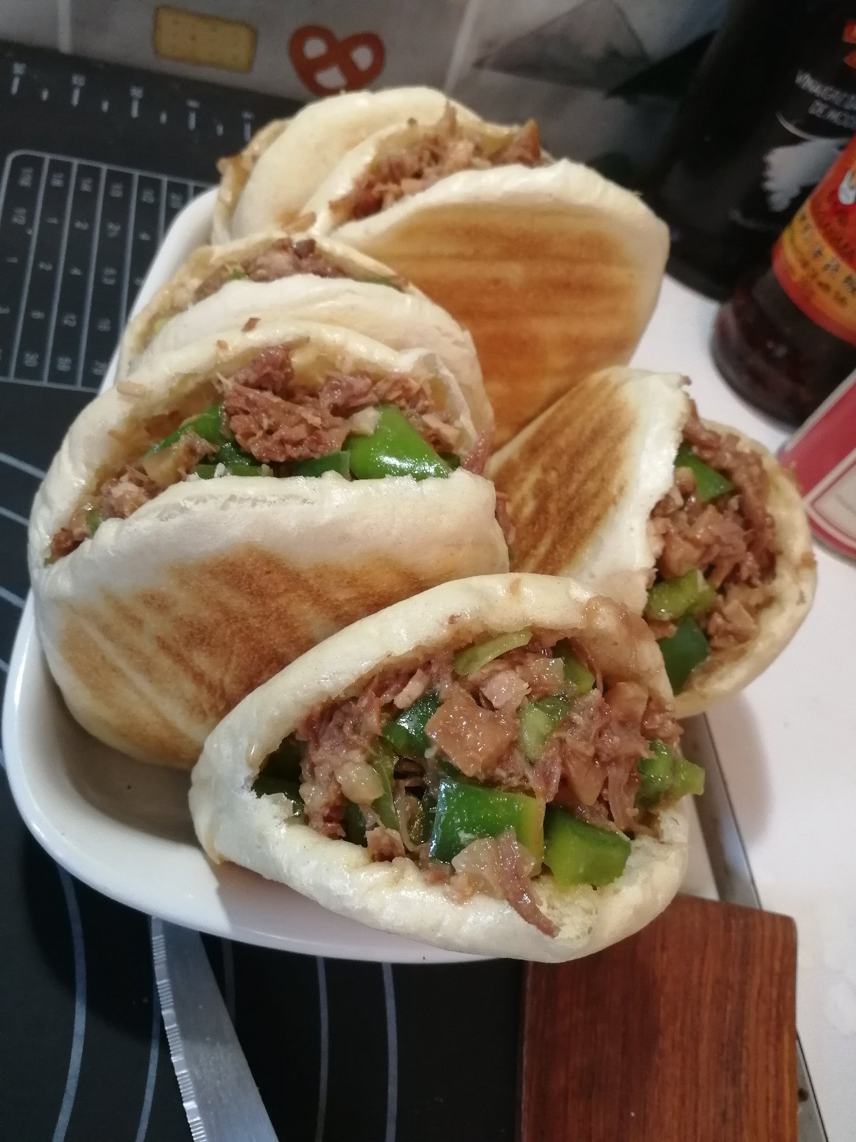 牛肉包子，彩色凉皮，腊汁肉夹馍