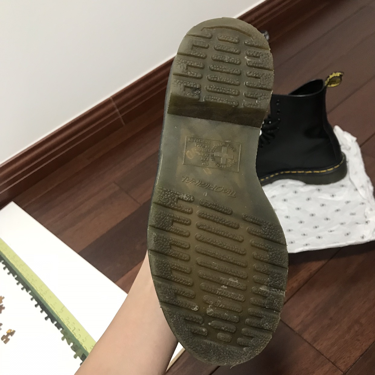 低价出售一双闲置dr martens马丁靴