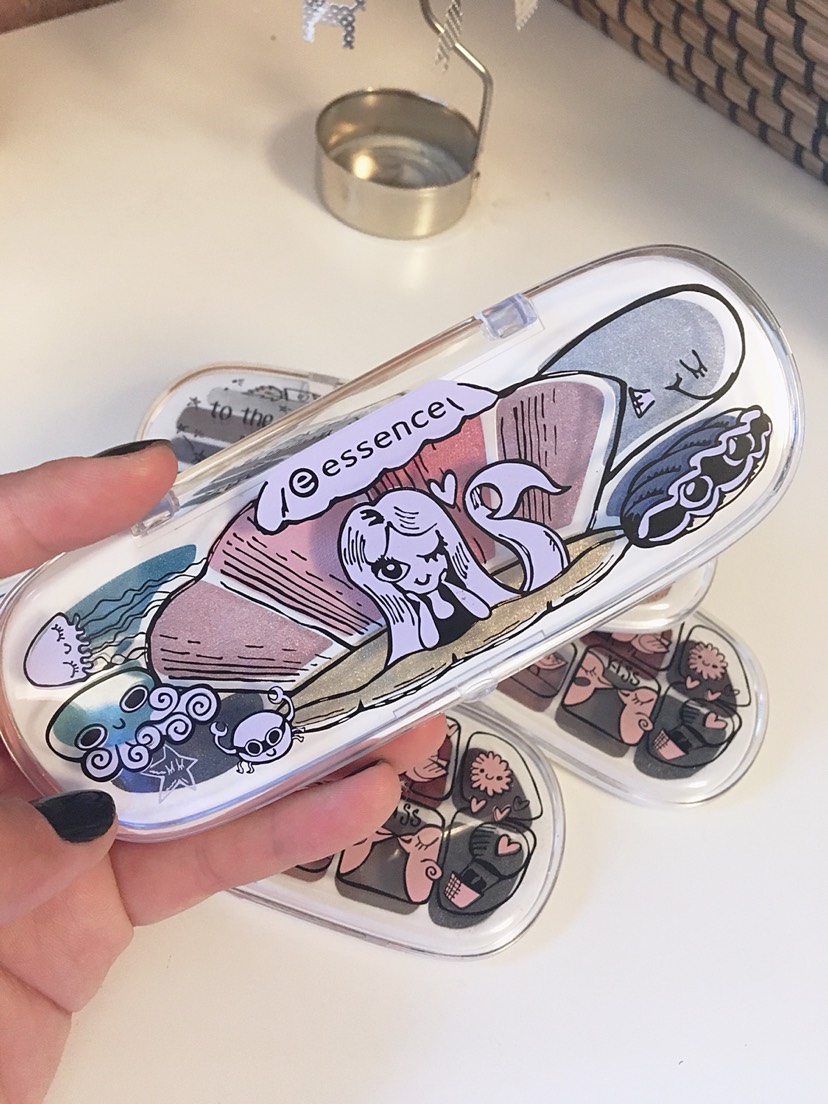 开价眼影盘essence