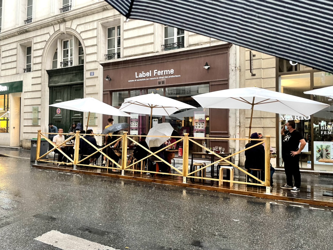 冒着大雨排了半个小时队终于吃上饭了！