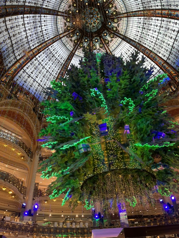 老佛爷圣诞装饰起来啦！购物袋好可爱