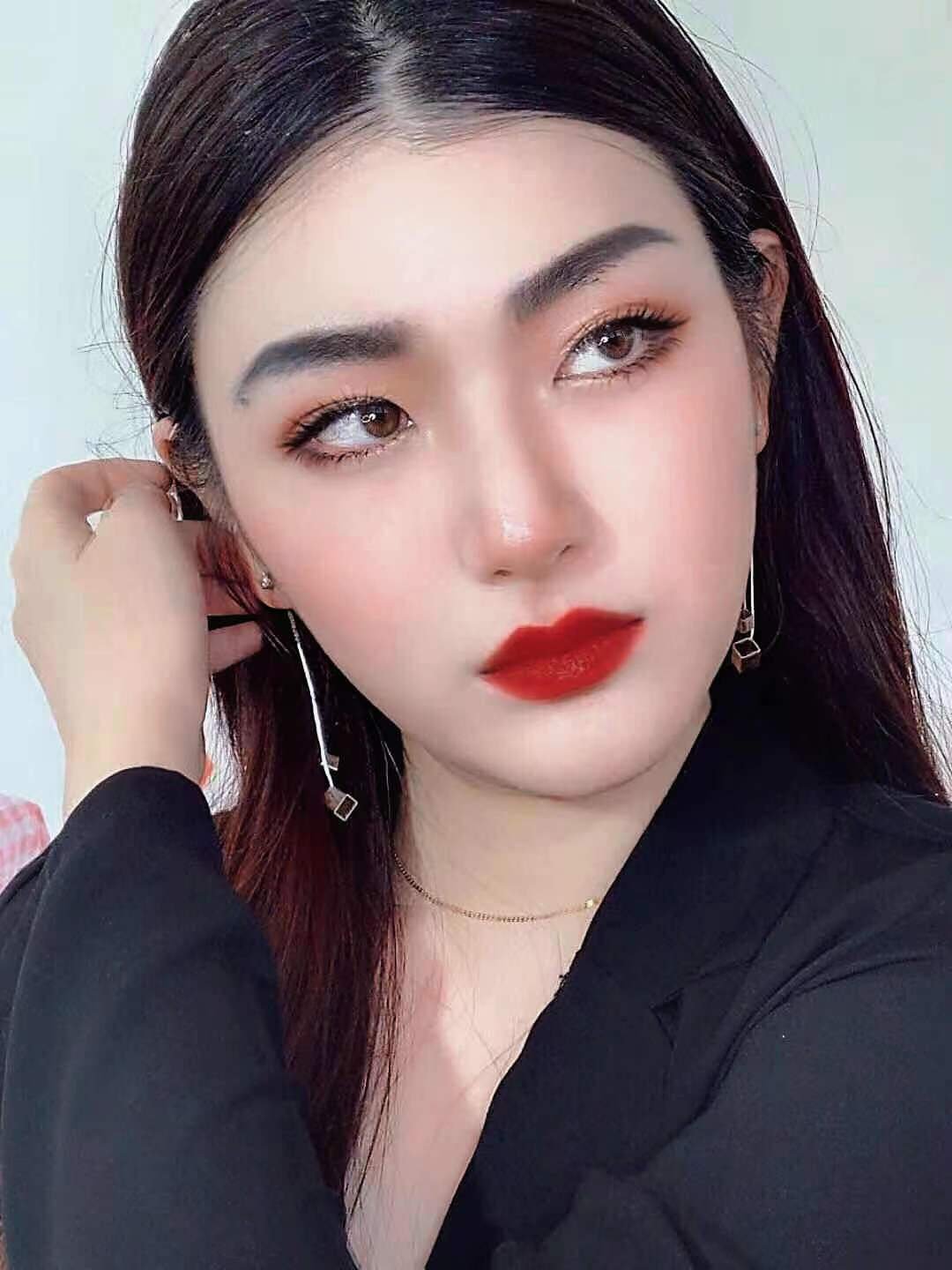化妆 :黑发红唇yyds