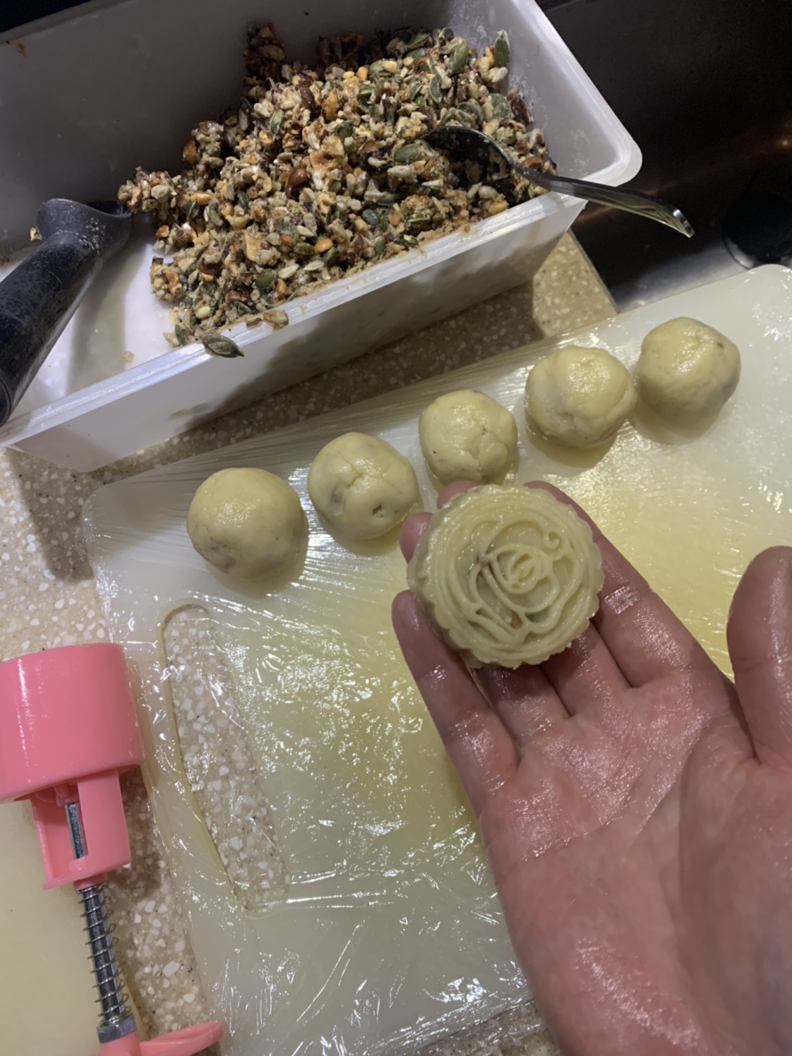工作闲暇时间，做了2款不同口味的月饼🥮（红豆蛋黄，五仁）