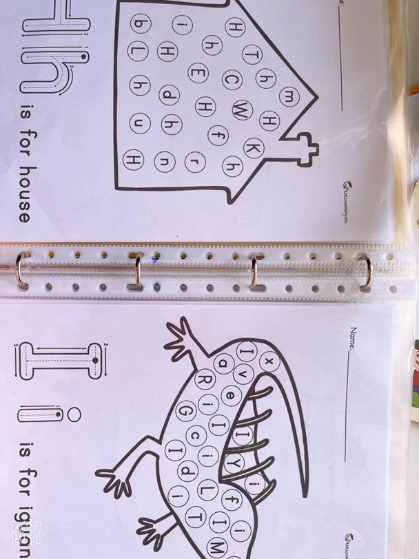 通过找字母认字母，通知描字母学会写字母