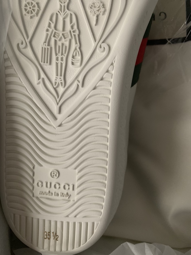 出一双全新Gucci小白鞋（女）