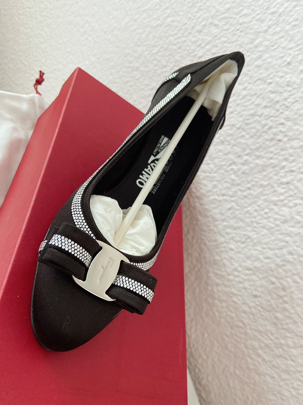 Salvadore Ferragamo 黑缎面镶嵌施华洛世奇