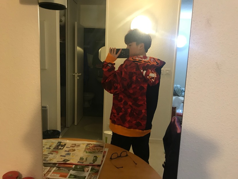 在巴黎bape买到最后一件拼接鲨鱼卫衣