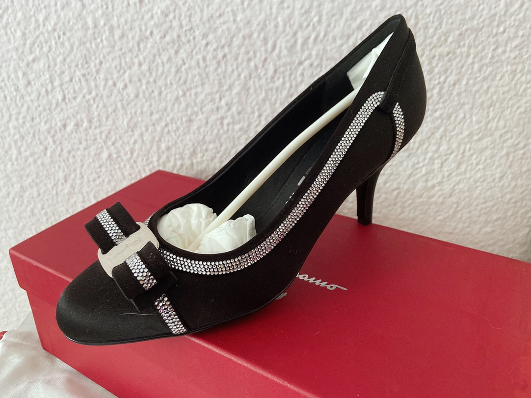 Salvadore Ferragamo 黑缎面镶嵌施华洛世奇