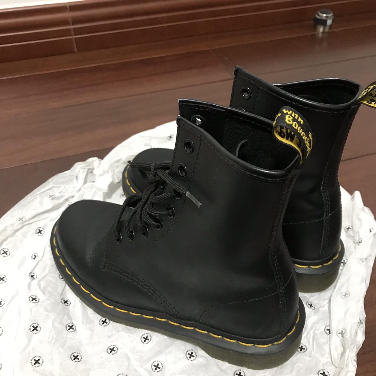 低价出售一双闲置dr martens马丁靴