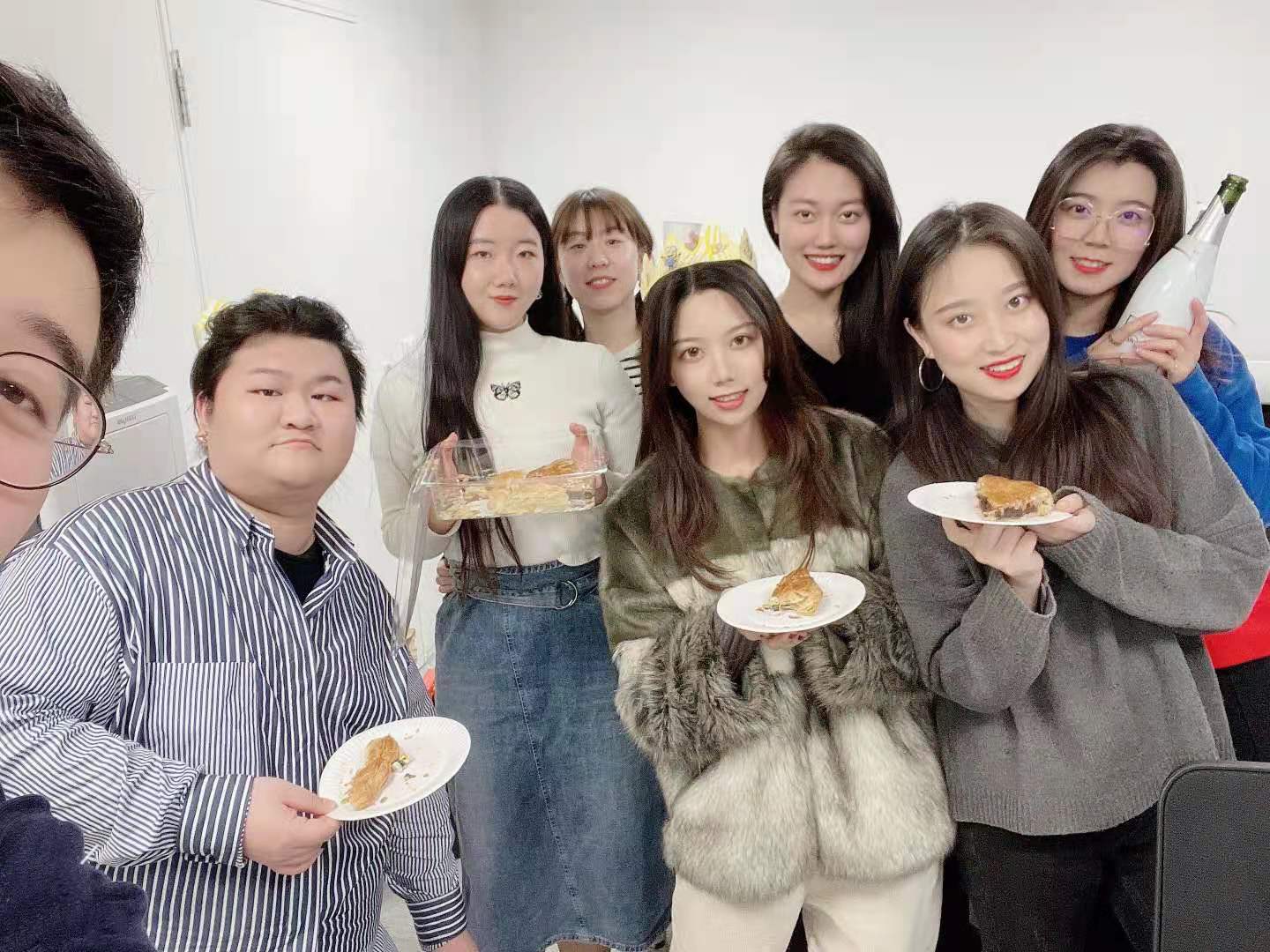 今天吃国王饼了吗？我们吃了 hiahia