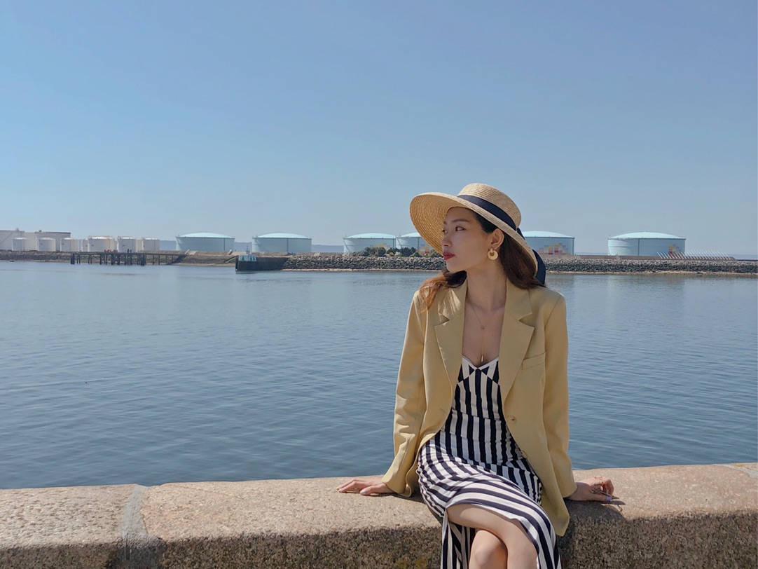 旅游的路上买了一个法式草帽太喜欢了