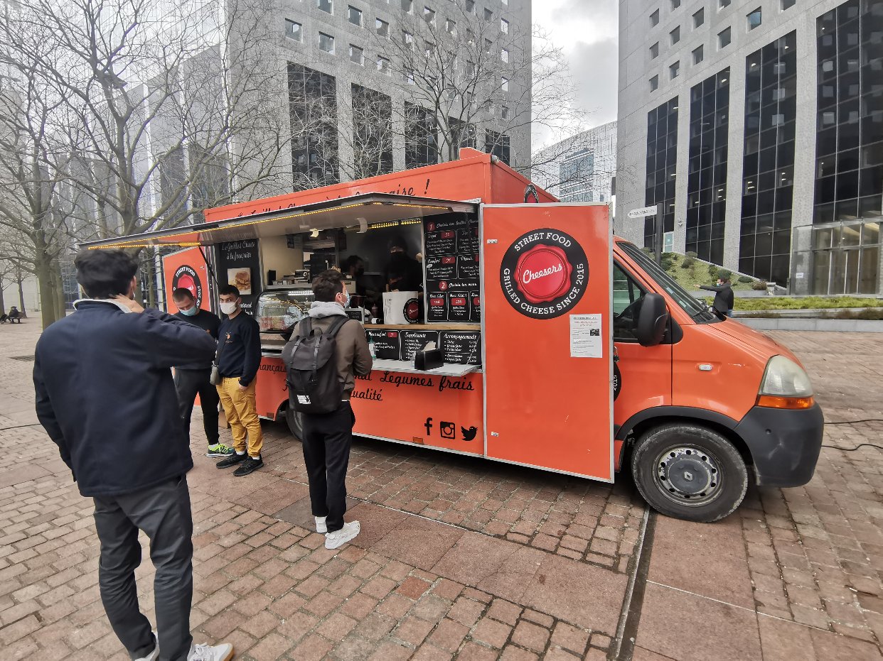 拉德芳斯里的Food truck