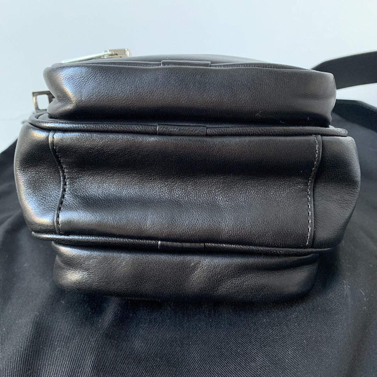 Alexander Wang 王大仁 羊皮拉鍊胸包
