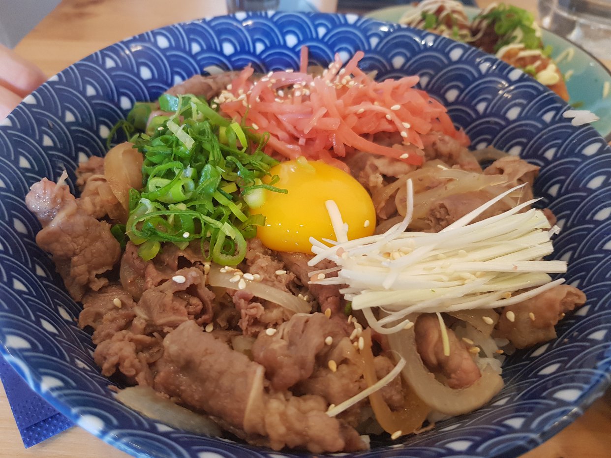 出国但又没出国的不是美食吗