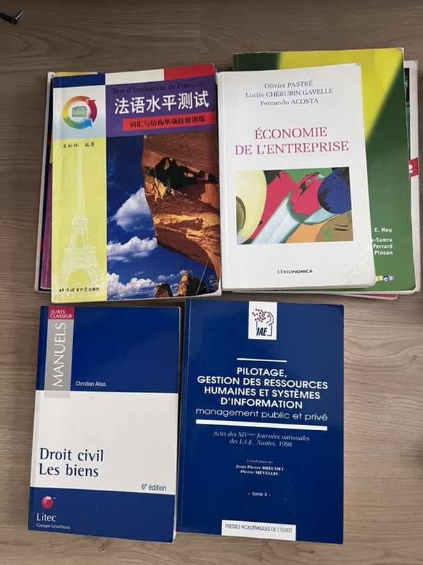 17区自取。。中文书。。还有好多法语学习的书