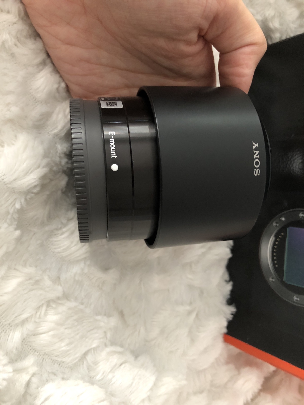 出索尼alpha 6000微单+一个定焦镜头SEL50F18