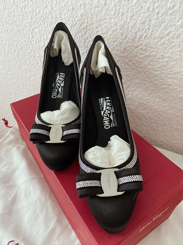 Salvadore Ferragamo 黑缎面镶嵌施华洛世奇