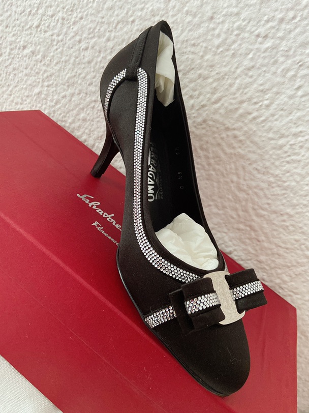 Salvadore Ferragamo 黑缎面镶嵌施华洛世奇