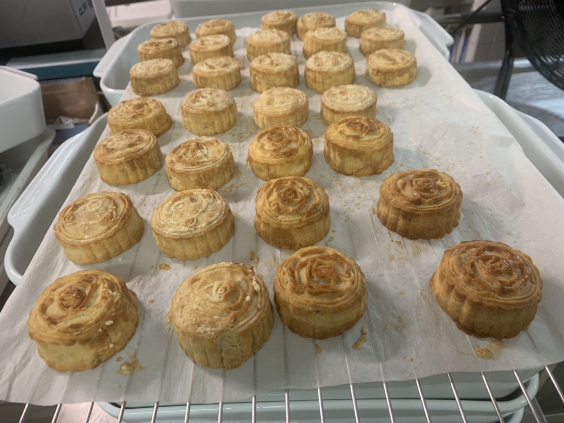 工作闲暇时间，做了2款不同口味的月饼🥮（红豆蛋黄，五仁）
