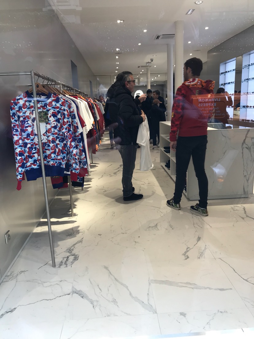 在巴黎bape买到最后一件拼接鲨鱼卫衣