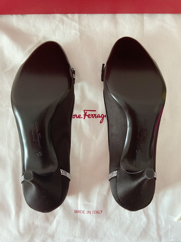 Salvadore Ferragamo 黑缎面镶嵌施华洛世奇